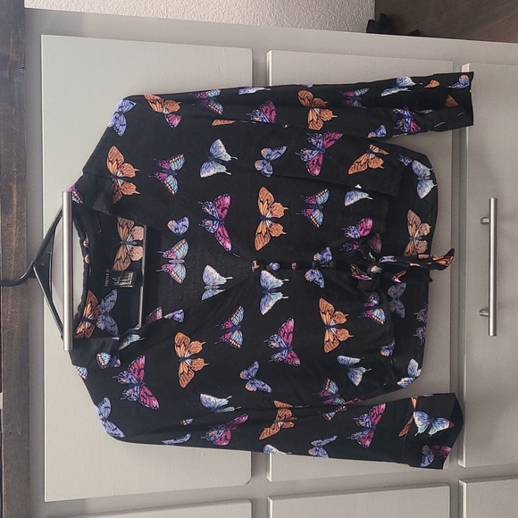 Forever 21 Tops - FOREVER 21 - BUTTERFLY CROP TOP